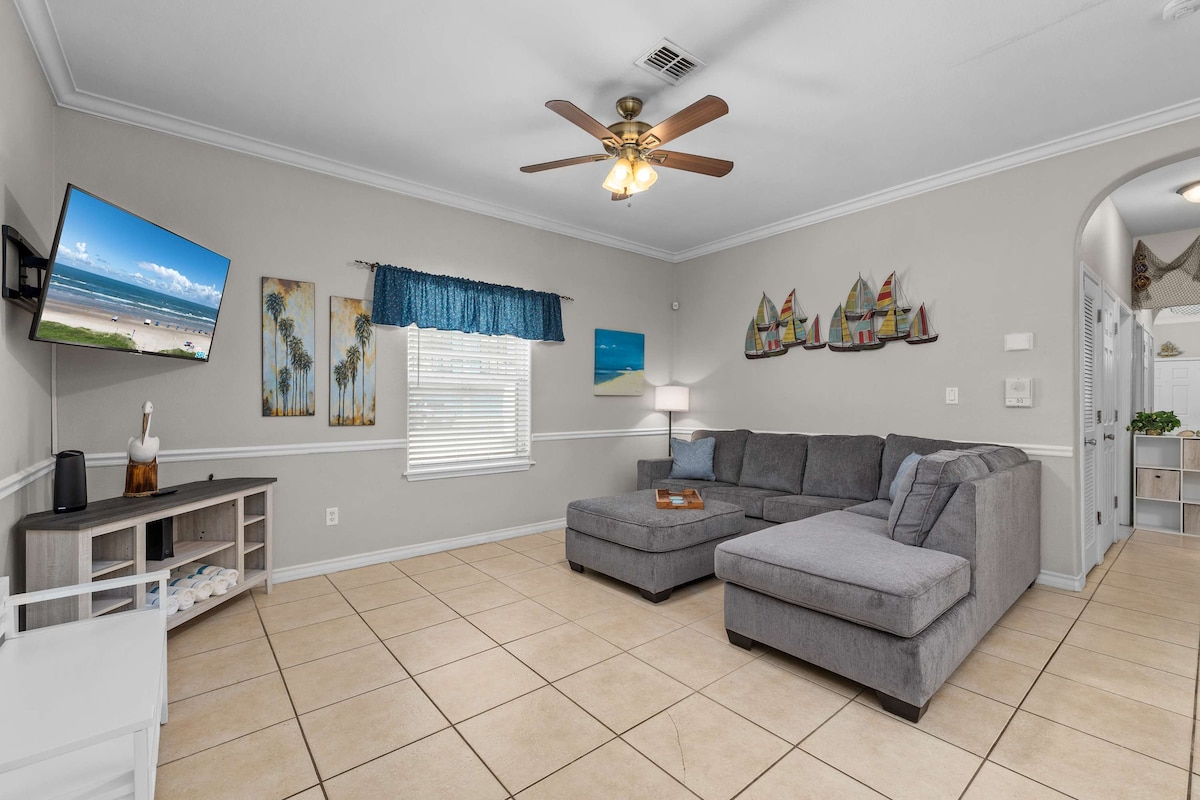 Bright living room at Island Pour House SPI